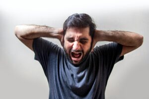 Homme se bouchant les oreilles